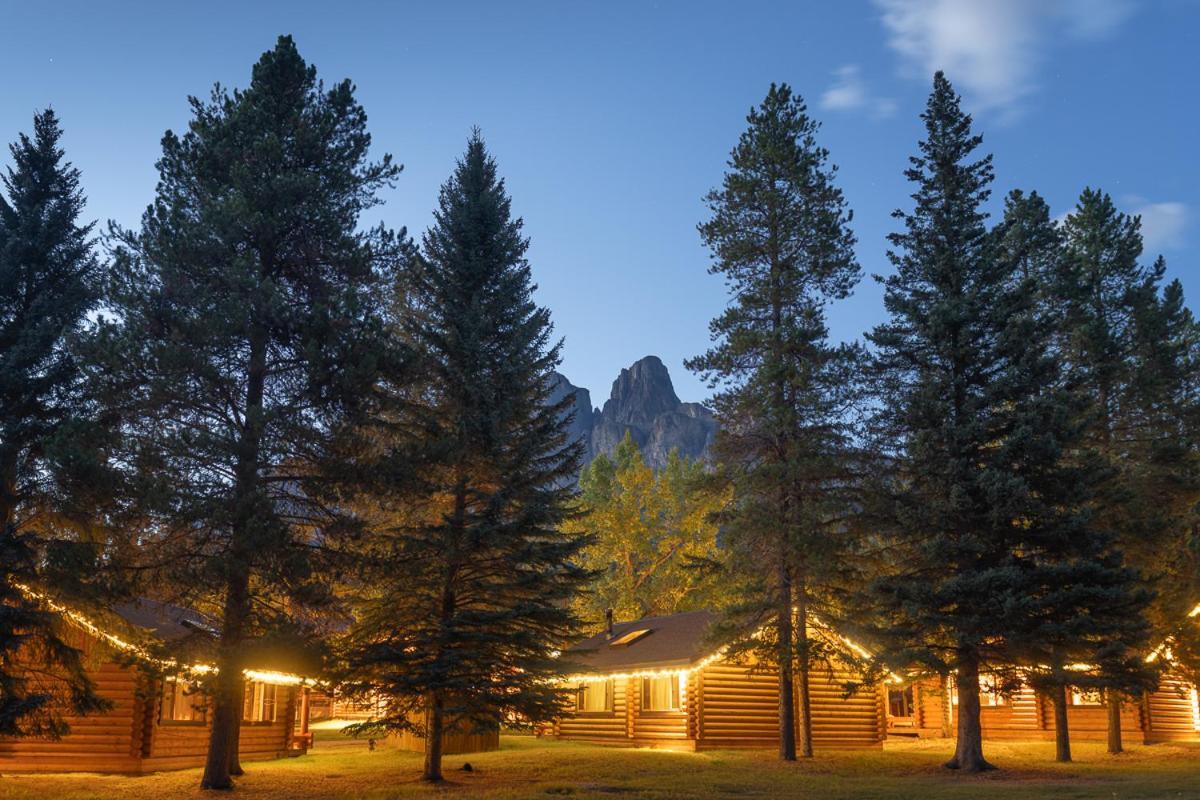 Castle Mountain Chalets Villa Bagian luar foto